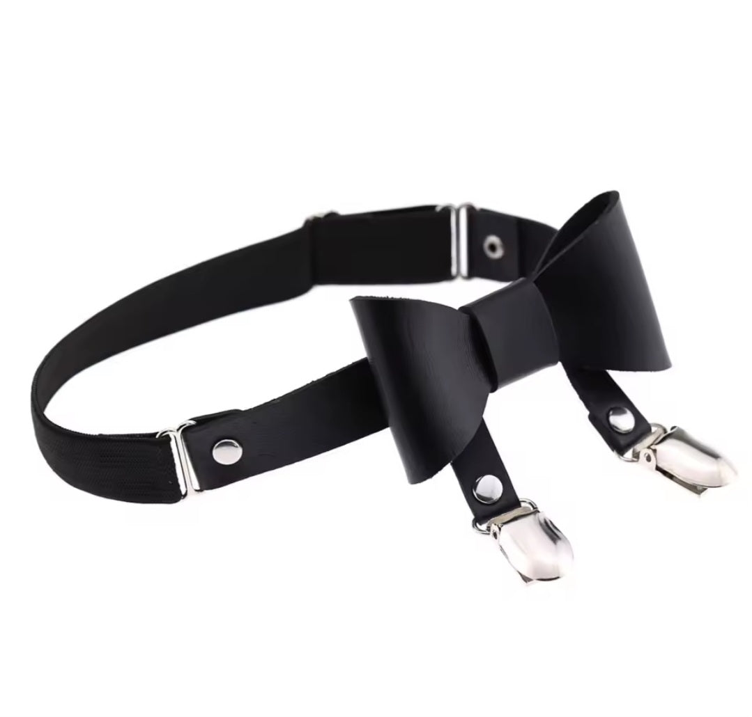 Elastic thigh strap with bow and metal clips for one leg in red or black