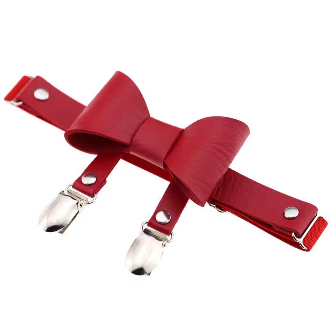 Elastic thigh strap with bow and metal clips for one leg in red or black