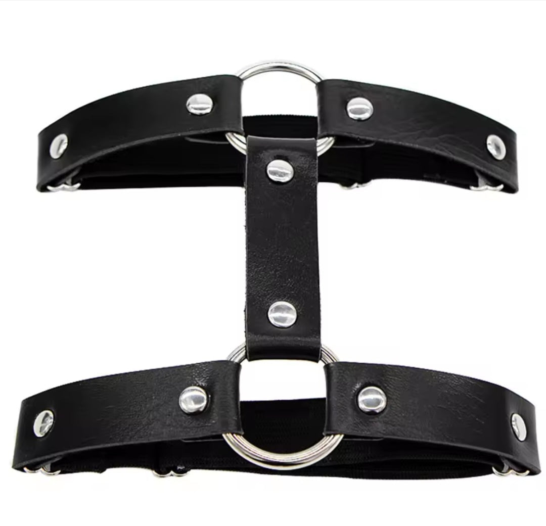 Elastic thigh strap with metal rings for one leg in red or black