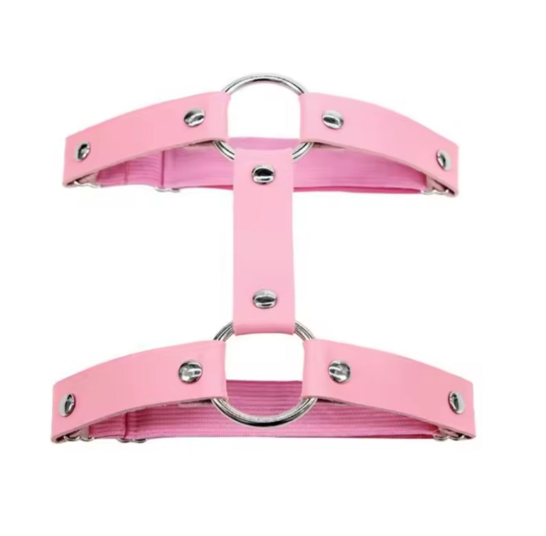 Elastic thigh strap with metal rings for one leg in red or black or pink